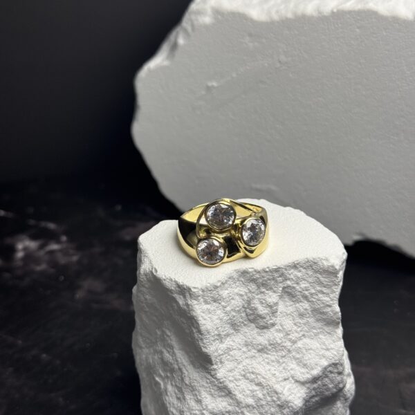 Anello Oro giallo con zirconi