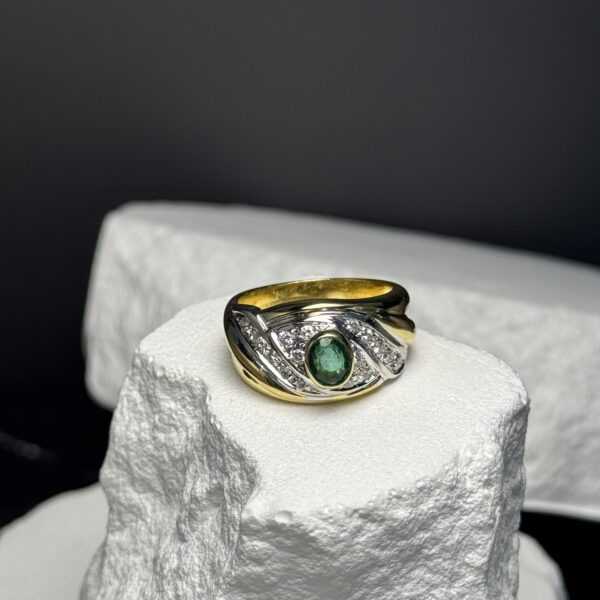 Anello oro diamanti e smeraldo