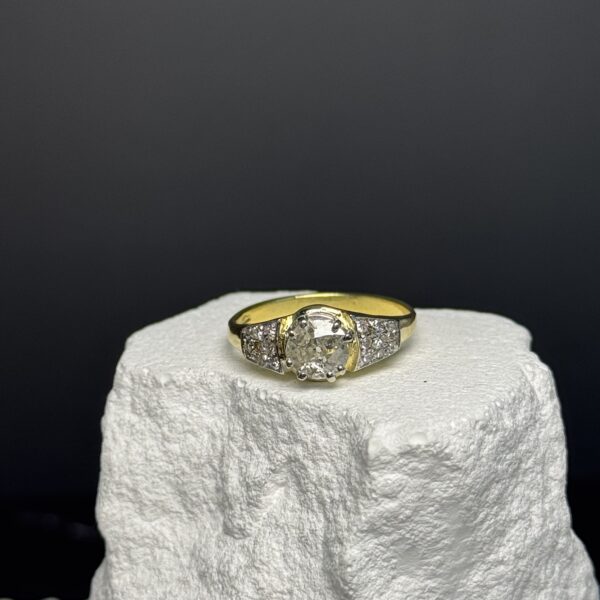 Anello oro con diamante
